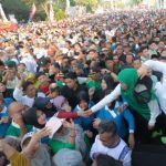 Gubernur Khofifah bersama Ketua Umum Pengurus Besar Nahdlatul Ulama (PBNU) KH Yahya Cholil Staquf dan Menteri Agama Yaqut Cholil Qoumas memimpin jutaan peserta dalam Jalan Santai Hari Santri 2023.