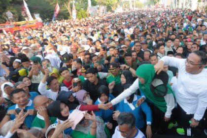 Gubernur Khofifah bersama Ketua Umum Pengurus Besar Nahdlatul Ulama (PBNU) KH Yahya Cholil Staquf dan Menteri Agama Yaqut Cholil Qoumas memimpin jutaan peserta dalam Jalan Santai Hari Santri 2023.