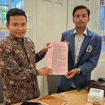 Advokat Moh Taufik, (kiri), kuasa hukum ketiga mahasiswa menunjukkan berkas gugatan terhadap KPU RI.