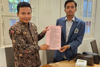 Advokat Moh Taufik, (kiri), kuasa hukum ketiga mahasiswa menunjukkan berkas gugatan terhadap KPU RI.