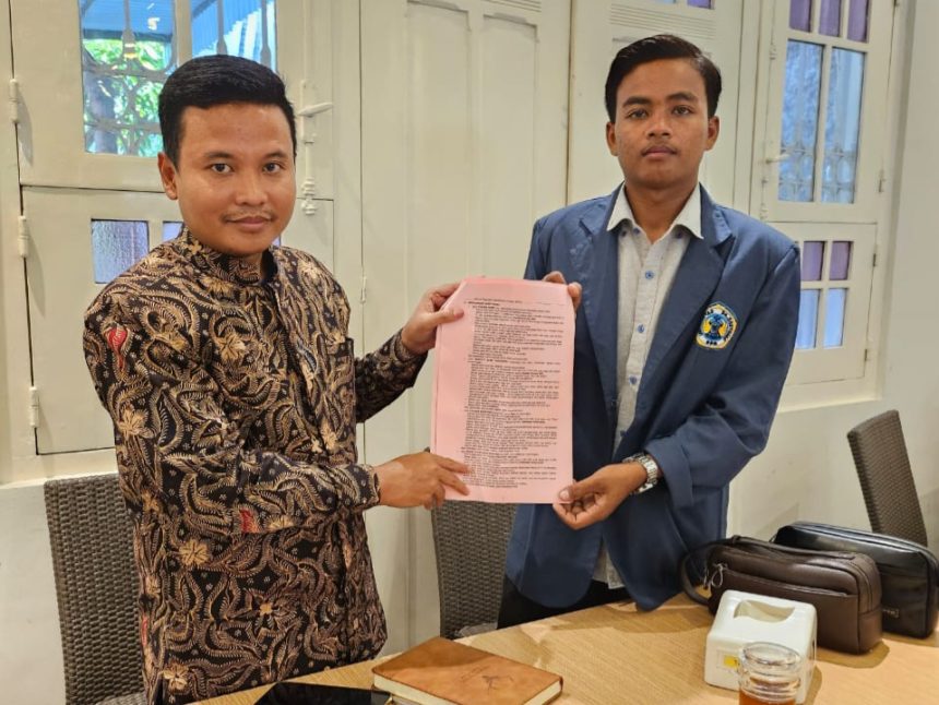 Advokat Moh Taufik, (kiri), kuasa hukum ketiga mahasiswa menunjukkan berkas gugatan terhadap KPU RI.