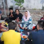 Yenny Wahid bersama Ketua Komunitas Milenial Ganjar (Kolega) Jatim Billy Handiwiyanto terlibat obrolan santai di lesehan Simpang Dukuh, Surabaya.