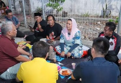Yenny Wahid bersama Ketua Komunitas Milenial Ganjar (Kolega) Jatim Billy Handiwiyanto terlibat obrolan santai di lesehan Simpang Dukuh, Surabaya.