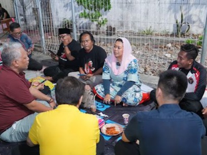 Yenny Wahid bersama Ketua Komunitas Milenial Ganjar (Kolega) Jatim Billy Handiwiyanto terlibat obrolan santai di lesehan Simpang Dukuh, Surabaya.