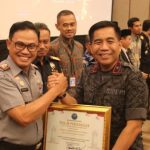 Kepala Kantor Wilayah Kemenkumham Banten, Dodot Adikoeswanto, menerima penghargaan dari Kepala BNN Banten Rohmad Nursahid.