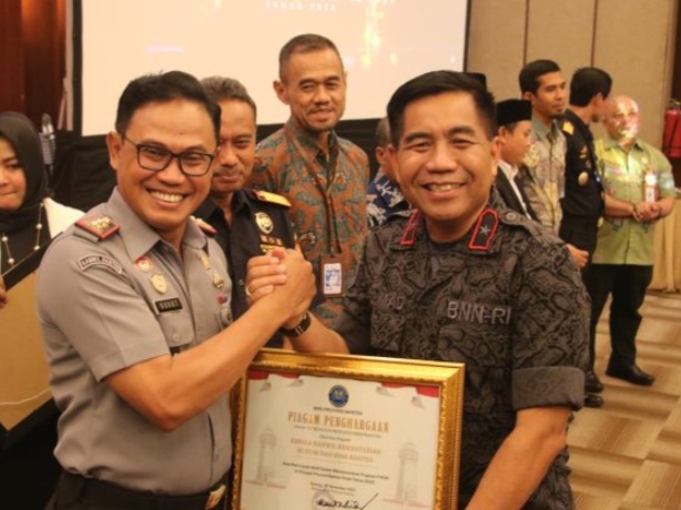 Kepala Kantor Wilayah Kemenkumham Banten, Dodot Adikoeswanto, menerima penghargaan dari Kepala BNN Banten Rohmad Nursahid.