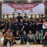 Suasana foto bersama para mahasiswa yang tergabung dalam Gerakan Mahasiswa Peduli Demokrasi (GMPD) usai kegiatan seminar.