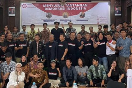 Suasana foto bersama para mahasiswa yang tergabung dalam Gerakan Mahasiswa Peduli Demokrasi (GMPD) usai kegiatan seminar.