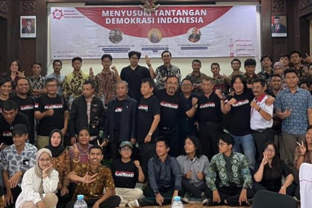 Suasana foto bersama para mahasiswa yang tergabung dalam Gerakan Mahasiswa Peduli Demokrasi (GMPD) usai kegiatan seminar.