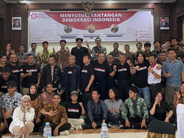 Suasana foto bersama para mahasiswa yang tergabung dalam Gerakan Mahasiswa Peduli Demokrasi (GMPD) usai kegiatan seminar.