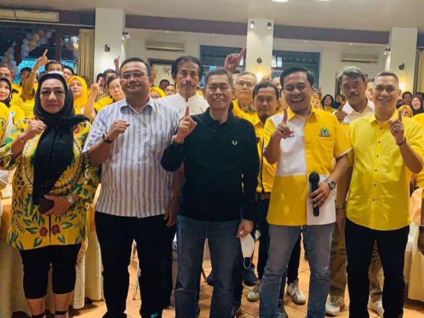 Wakil Ketua Umum DPP Partai Golkar DR Ir H Adies Kadir SH M Hum foto bersama dengan Ketua Pimpinan Kelurahan dan Pimpinan Kecamatan Partai Golkar se Kota Surabaya.