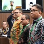 Tiga saksi ahli, Ratno Lukito, Charles Simabura, dan Muhammad Rullyandi, menjalani sumpah sebelum didengar keterangannya dalam sidang.