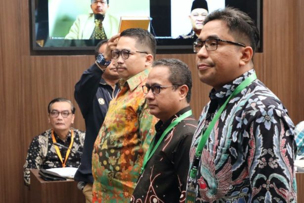 Tiga saksi ahli, Ratno Lukito, Charles Simabura, dan Muhammad Rullyandi, menjalani sumpah sebelum didengar keterangannya dalam sidang.