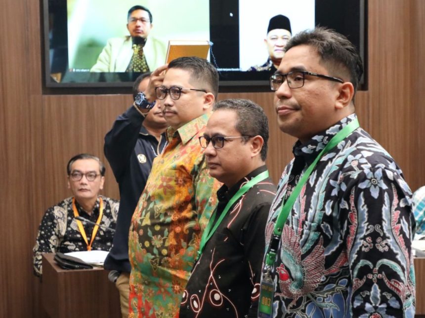 Tiga saksi ahli, Ratno Lukito, Charles Simabura, dan Muhammad Rullyandi, menjalani sumpah sebelum didengar keterangannya dalam sidang.