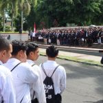 Ratusan mahasiswa Universitas Jember dipimpin Guru Besar dan dosen menggelar deklarasi di halaman kampus.