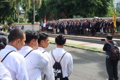 Ratusan mahasiswa Universitas Jember dipimpin Guru Besar dan dosen menggelar deklarasi di halaman kampus.