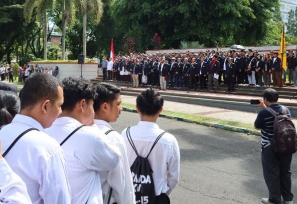 Ratusan mahasiswa Universitas Jember dipimpin Guru Besar dan dosen menggelar deklarasi di halaman kampus.