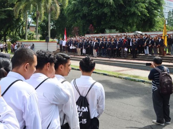 Ratusan mahasiswa Universitas Jember dipimpin Guru Besar dan dosen menggelar deklarasi di halaman kampus.