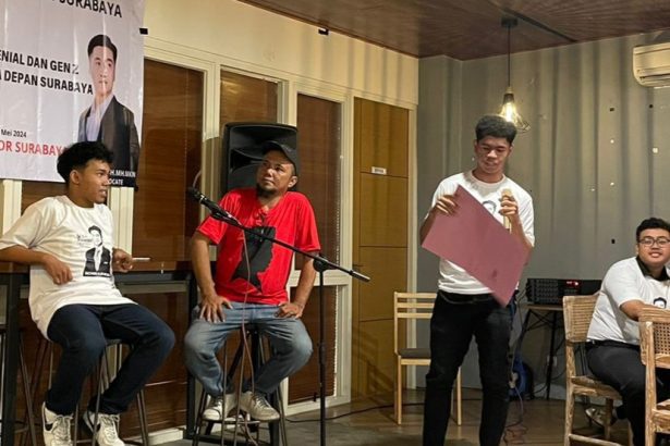 Dion Marcellino dalam acara Kopi Darat Khusus (Kopdarsus) yang digelar di The Light Box Cafe semalam bareng perwakilan para pelajar SMA/K Surabaya.