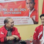 Bro Richard memakai jaket kebesaran PSI menemui Ketua Bappilu DPD Partai Solidaritas Indonesia, Satria Buana Sembirig di Kantor Jalan Jemur Andayani.