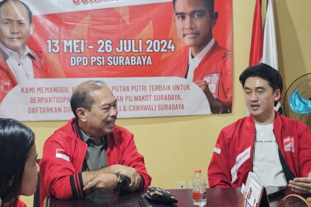 Bro Richard memakai jaket kebesaran PSI menemui Ketua Bappilu DPD Partai Solidaritas Indonesia, Satria Buana Sembirig di Kantor Jalan Jemur Andayani.