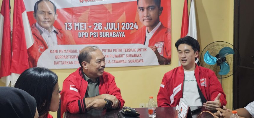 Bro Richard memakai jaket kebesaran PSI menemui Ketua Bappilu DPD Partai Solidaritas Indonesia, Satria Buana Sembirig di Kantor Jalan Jemur Andayani.