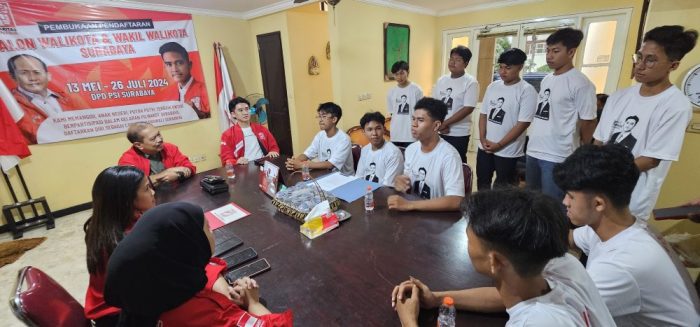 Anak-anak pelajar tergabung dalam komunitas Pelajar Solidaritas Indonesia (PSI) menyampaikan alasan kepada pengurus partai mengapa mendukung Bro Richard maju Pilwali Surabaya.