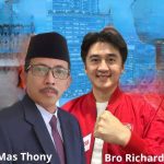 Pamflet dan spanduk AH Thony dan Richard Handiwiyanto, mulai terpasang di beberapa sudut Kota Surabaya.