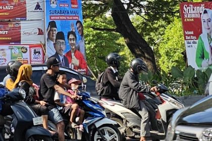 Baliho bergambar AH Thony dan Richard terpampang di depan Makam Rangkah, Tambaksari.