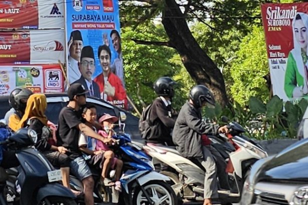 Baliho bergambar AH Thony dan Richard terpampang di depan Makam Rangkah, Tambaksari.