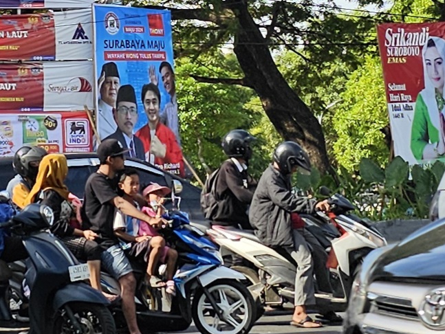Baliho bergambar AH Thony dan Richard terpampang di depan Makam Rangkah, Tambaksari.