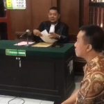 Terdakwa Heru Herlambang mendengarkan tuntutan yang dibacakan JPU Darwis dalam sidang di ruang Kartika 1, PN Surabaya.