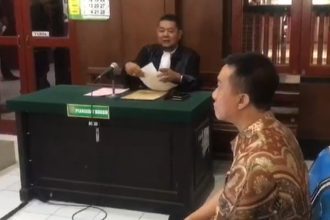 Terdakwa Heru Herlambang mendengarkan tuntutan yang dibacakan JPU Darwis dalam sidang di ruang Kartika 1, PN Surabaya.