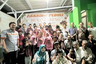 Anak-anak Panti Asuhan Hajar Aswad berfoto bersama dengan tim Askring Peduli usai kegiatan berbuka bersama.