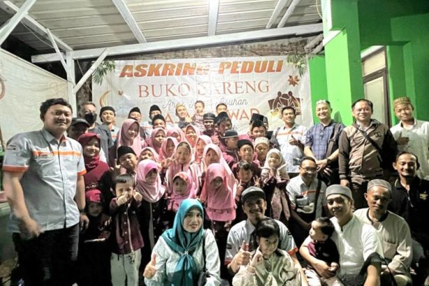 Anak-anak Panti Asuhan Hajar Aswad berfoto bersama dengan tim Askring Peduli usai kegiatan berbuka bersama.