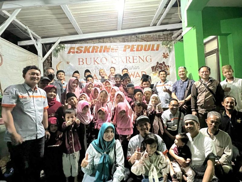 Anak-anak Panti Asuhan Hajar Aswad berfoto bersama dengan tim Askring Peduli usai kegiatan berbuka bersama.