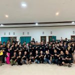 Ratusan karyawan Kantor Club Semut Kali Surabaya foto bersama di sela kegiatan di Vila Panderman, Batu.