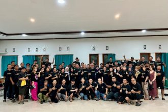 Ratusan karyawan Kantor Club Semut Kali Surabaya foto bersama di sela kegiatan di Vila Panderman, Batu.