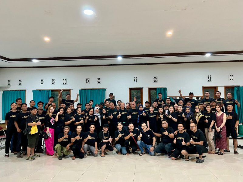Ratusan karyawan Kantor Club Semut Kali Surabaya foto bersama di sela kegiatan di Vila Panderman, Batu.