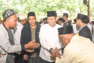 Wakil Ketua Umum DPP Partai Golkar, Adies Kadir, menyapa konstituennya di wilayah Sidorame, Sidotopo, Surabaya.