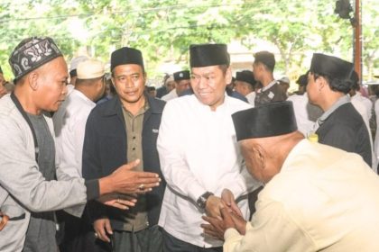 Wakil Ketua Umum DPP Partai Golkar, Adies Kadir, menyapa konstituennya di wilayah Sidorame, Sidotopo, Surabaya.
