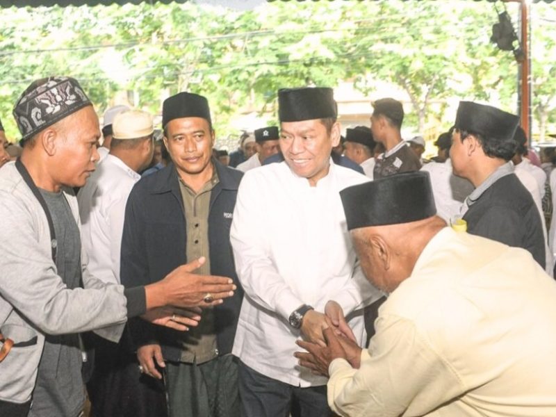 Wakil Ketua Umum DPP Partai Golkar, Adies Kadir, menyapa konstituennya di wilayah Sidorame, Sidotopo, Surabaya.