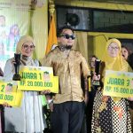 Dewan juri King Abdi bersama para pemenang lomba didampingi Ketua Fraksi DPRD Surabaya, Aldy Blaviandy (kanan).