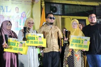 Dewan juri King Abdi bersama para pemenang lomba didampingi Ketua Fraksi DPRD Surabaya, Aldy Blaviandy (kanan).