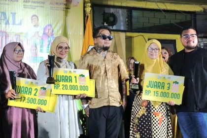 Dewan juri King Abdi bersama para pemenang lomba didampingi Ketua Fraksi DPRD Surabaya, Aldy Blaviandy (kanan).