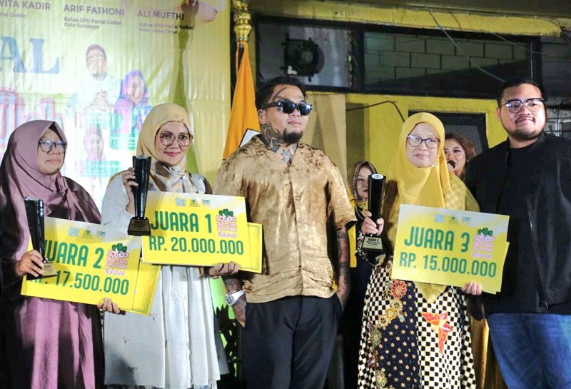 Dewan juri King Abdi bersama para pemenang lomba didampingi Ketua Fraksi DPRD Surabaya, Aldy Blaviandy (kanan).