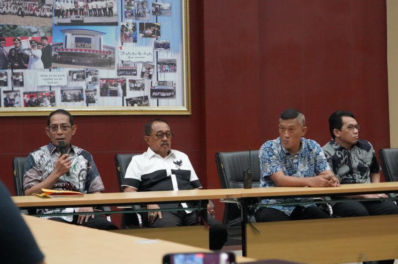Kepala Kantor Pertanahan Kota Surabaya I, Budi Hartanto memberikan penjelasan kepada Wakil Walikota Surabaya, Armuji soal surat yang diajukan oleh PT Pertamina.