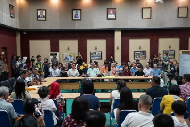 Ratusan warga Perumahan Darmo Hill mendatangi Kantor Pertanahan Surabaya I untuk meminta penjelasan menyoal sertifikat mereka yang telah 'dibekukan' oleh BPN.