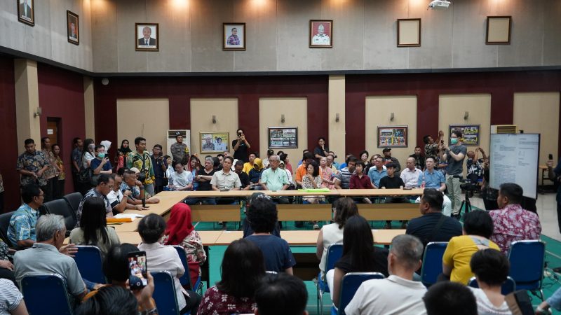 Ratusan warga Perumahan Darmo Hill mendatangi Kantor Pertanahan Surabaya I untuk meminta penjelasan menyoal sertifikat mereka yang telah 'dibekukan' oleh BPN.