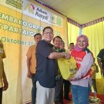 Wakil Ketua Umum DPP Partai Golkar, Adies Kadir memberikan bantuan kepada warga Sidoarjo.